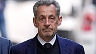 DOSSIER - L'ancien président français Nicolas Sarkozy quitte son domicile mardi 21 octobre 2025 à Paris pour se rendre en prison
