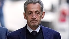 ΑΡΧΕΙΟ - Ο πρώην πρόεδρος της Γαλλίας Νικολά Σαρκοζί εγκαταλείπει το σπίτι του στο Παρίσι την Τρίτη 21 Οκτωβρίου 2025 για να μεταβεί στη φυλακή