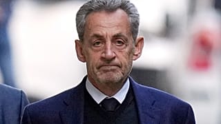 DOSSIER - L'ancien président français Nicolas Sarkozy quitte son domicile mardi 21 octobre 2025 à Paris pour se rendre en prison