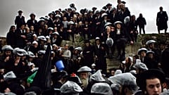 يهود متشددون  في القدس، يوم الأحد، 1 أبريل 2007.