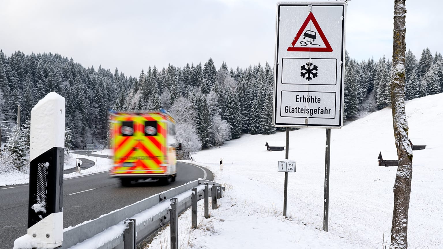 Schild mit der Aufschrift Erhöhte Glatteisgefahr in Garmisch-Partenkirchen, Deutschland, am Dienstag, dem 18. November 2025