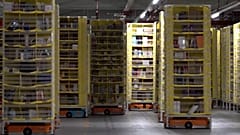 Ρομπότ με τεχνητή νοημοσύνη και πλήρως αυτόνομα κινούνται στο δάπεδο της αποθήκης στο Κέντρο Εκτέλεσης Παραγγελιών MAN3 της Amazon στο Μπόλτον