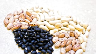 تُعالج شركة إيفربيست أورجانيكس، المملوكة لجيم وديان ساتلبيرج، أنواعًا مختلفة من الفاصوليا.