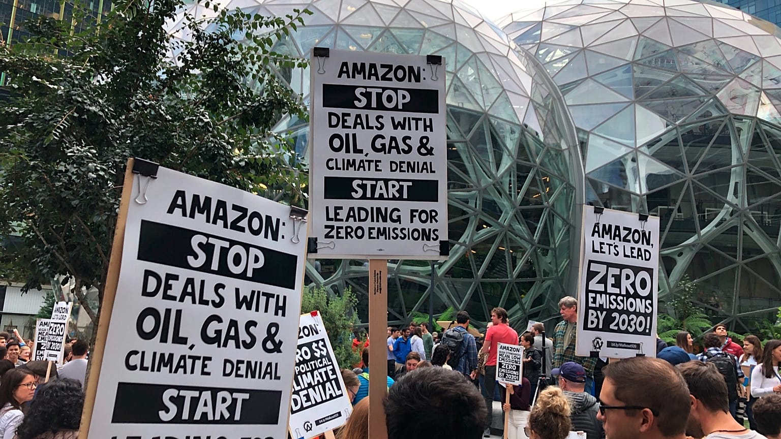 Vor den Spheres in Seattle schließen sich Amazon-Mitarbeitende am 20. September 2019 dem Klimastreik an.