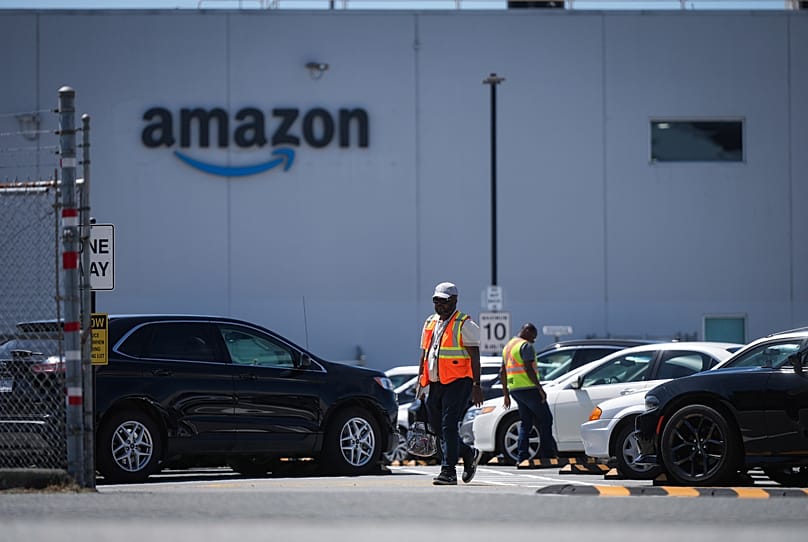 Beschäftigte vor dem Amazon-Fulfillment-Center YVR2 in Delta, British Columbia, Kanada, am Freitag, 11. Juli 2025.