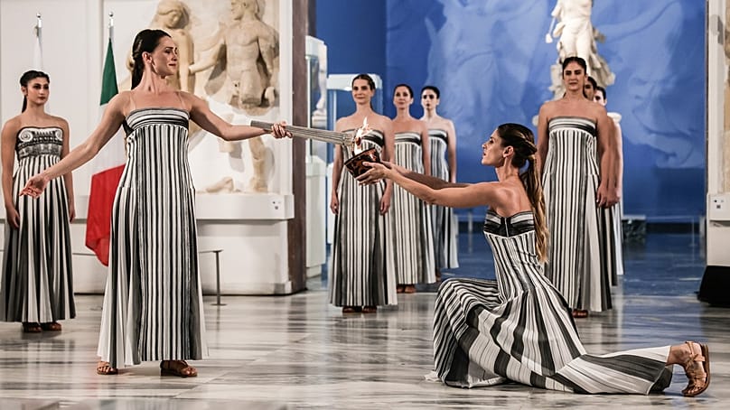 A fáklya meggyújtásának pillanata az ókori Olümpia Régészeti Múzeumában 2025. november 26-án