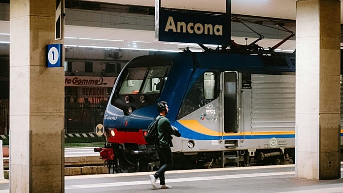 Guida ai Viaggi in Italia durante il Black Friday: Scioperi Nazionali e Impatti Turismo 1 Treno italiano e sciopero nazionale
