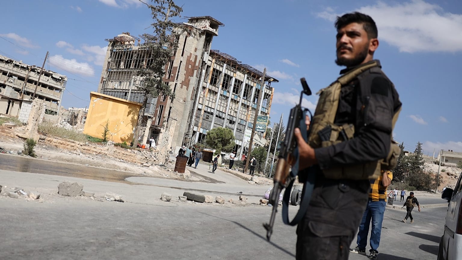 عکس تزئیتی از یک نیروی امنیتی سوری