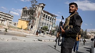 عکس تزئیتی از یک نیروی امنیتی سوری