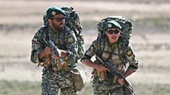 تُظهر هذه الصورة نشرها الموقع الرسمي للجيش الإيراني يوم الجمعة، 1 تشرين الأول/أكتوبر 2021، عناصر من القوات البرية خلال مناورة قرب الحدود الإيرانية مع أذربيجان.