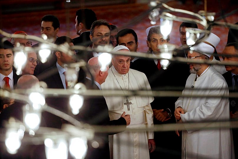 Papa Francis, Sultanahmet'te İstanbul'un eski müftüsü Rahmi Yaram'la beraber, 29 Kasım 2014
