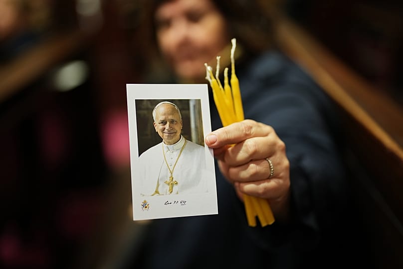İstanbul Beyoğlu'ndaki St. Antuan Katolik Kilisesi'nde bir kişi, Papa 14. Leo'nun fotoğrafını tutuyor, 18 Kasım 2025