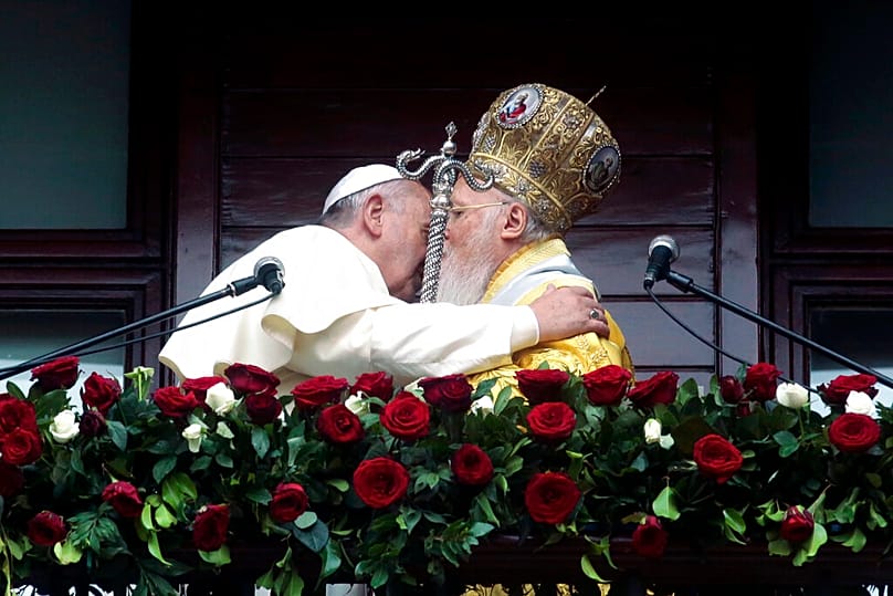 İstanbul Ortodoks Patrikhanesi'nin dini lideri Bartholomeos, Katoliklerin eski ruhani lideri Papa Francis ile Aziz George Kilisesi'nde, 30 Kasım 2014