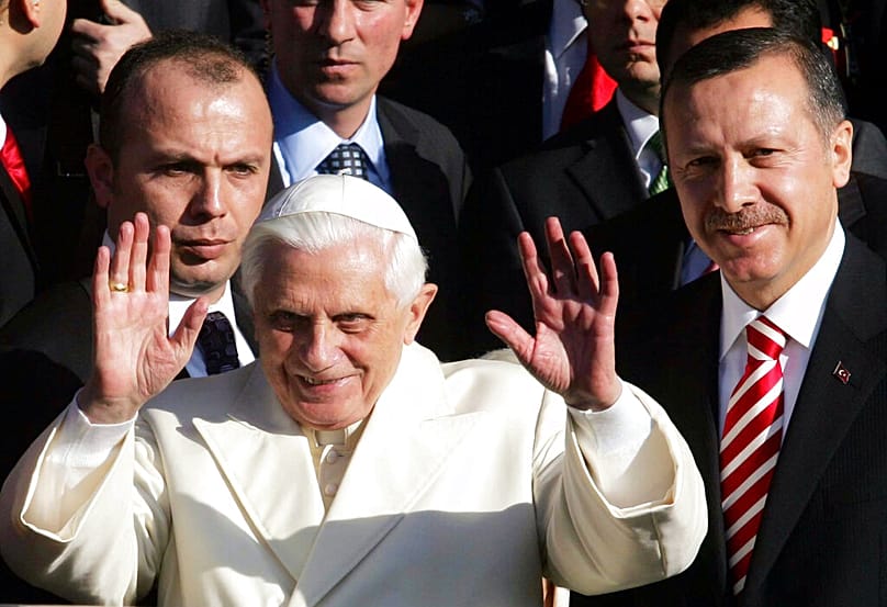 Papa 16. Benedikt, Ankara Esenboğa Havalimanı'na indikten sonra dönemin Başbakanı Recep Tayyip Erdoğan tarafından karşılanmıştı, 28 Kasım 2006