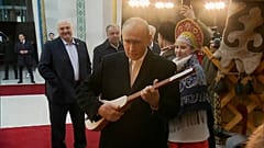 Ο Πούτιν παίζει το κομούζ, το εθνικό μουσικό όργανο του Κιργιζιστάν.