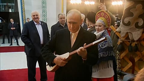 Putin suona il komuz, strumento nazionale del Kirghizistan