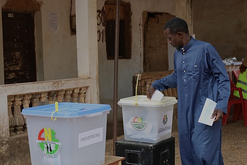 رجل يدلي بصوته خلال الانتخابات الرئاسية والتشريعية في بيساو، غينيا بيساو، الأحد 23 نوفمبر/تشرين الثاني 2025. 