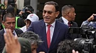 El expresidente Martín Vizcarra, quien enfrenta cargos de corrupción, sonríe al llegar a una audiencia de sentencia en Lima, Perú, el miércoles 26 de noviembre de 2025.