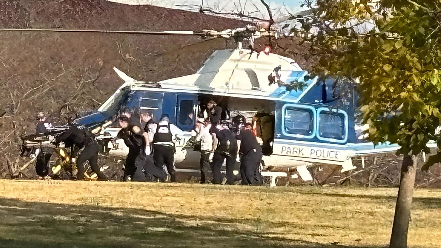 Un helicóptero se ve en el National Mall evacuando a una víctima de un tiroteo de la Guardia Nacional, el 26 de noviembre de 2025 en Washington.
