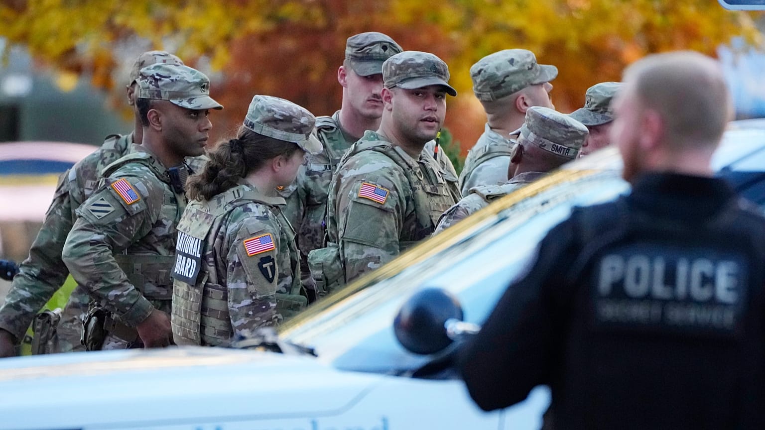 Miembros de la Guardia Nacional se reúnen después de que dos soldados de la Guardia Nacional fueran baleados cerca de la Casa Blanca en Washington, el 26 de noviembre.