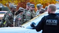 Miembros de la Guardia Nacional se reúnen después de que dos soldados de la Guardia Nacional fueran baleados cerca de la Casa Blanca en Washington, el 26 de noviembre.