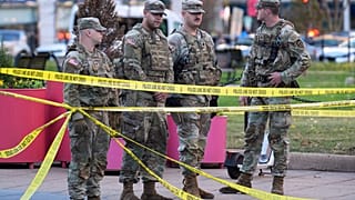 Στρατιώτες της Εθνικής Φρουράς στην αποκλεισμένη περιοχή μετά το συμβάν