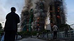 يتصاعد الدخان بعد اندلاع حريق في مجمع سكني في منطقة تاي بو في الأراضي الجديدة في هونج كونج يوم الأربعاء 26 نوفمبر 2025.