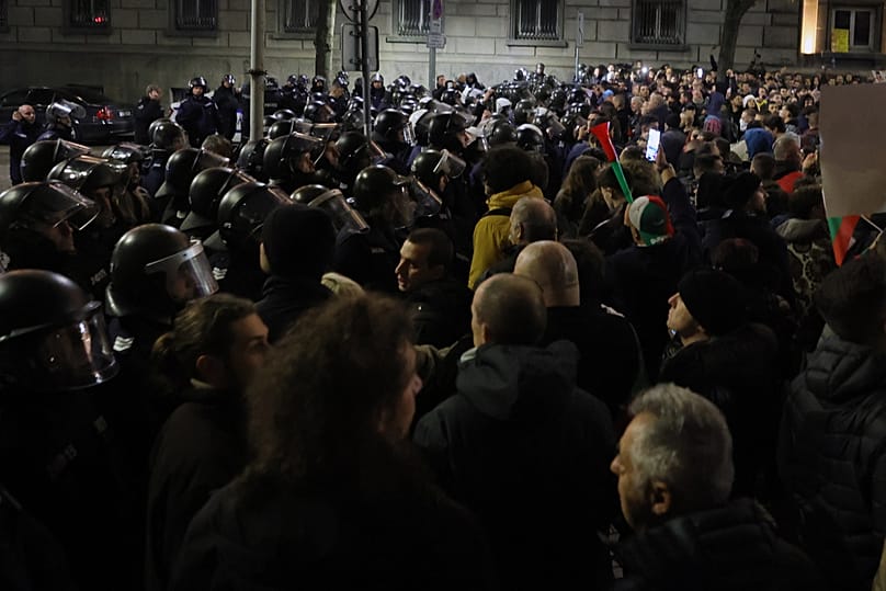Bulgaristan'ın başkenti Sofya'da binlerce kişi, yüksek vergi artışlarını kınamak için sokaklara dökülürken protestocular polisle çatıştı, 26 Kasım 2025.