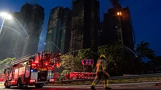 Incendie à Hong Kong : au moins 55 morts, les enquêtes sont ouvertes