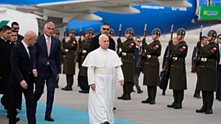 Papież Leon XIV idzie, witany po przybyciu na międzynarodowe lotnisko Esenboğa w Ankarze, Turcja, w czwartek, 27 listopada 2025 r., co oznacza początek jego pierwszej zagranic