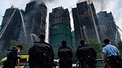 يعمل رجال الإطفاء على إخماد حريق اندلع يوم الأربعاء في "Wang Fuk Court"، وهو مجمع سكني في هونغ كونغ، في 27 نوفمبر 2025.