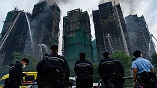 Des pompiers tentent d'éteindre un incendie qui s'est déclaré mercredi à Wang Fuk Court, un ensemble résidentiel à Hong Kong, le 27 novembre 2025.