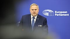 عضو البرلمان الأوروبي الإستوني ريهو تيراس في مؤتمر حول تقريري المفوضية لعام 2023 و2024، 7 مايو 2025
