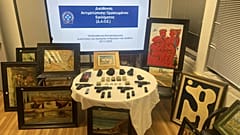Изъятые картины и оружие