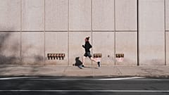 Ein Jogger läuft durch die Stadt.