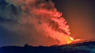 Λάβα αναβλύζει από το ηφαίστειο Αίτνα, κοντά στην Κατάνια, στη Σικελία, τα ξημερώματα της Πέμπτης, 18 Φεβρουαρίου 2021.