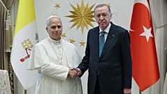 Ο πρόεδρος της Τουρκίας Ρετζέπ Ταγίπ Ερντογάν υποδέχθηκε την Πέμπτη τον Πάπα Λέοντα ΙΔ' στην Άγκυρα: είναι το πρώτο αποστολικό ταξίδι του Ποντίφικα μετά την εκλογή του (27 Νοεμβρίου 2025).