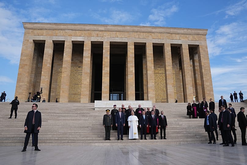 Dopo l'atterraggio, Papa Leone XIV ha visitato il mausoleo di Ataturk
