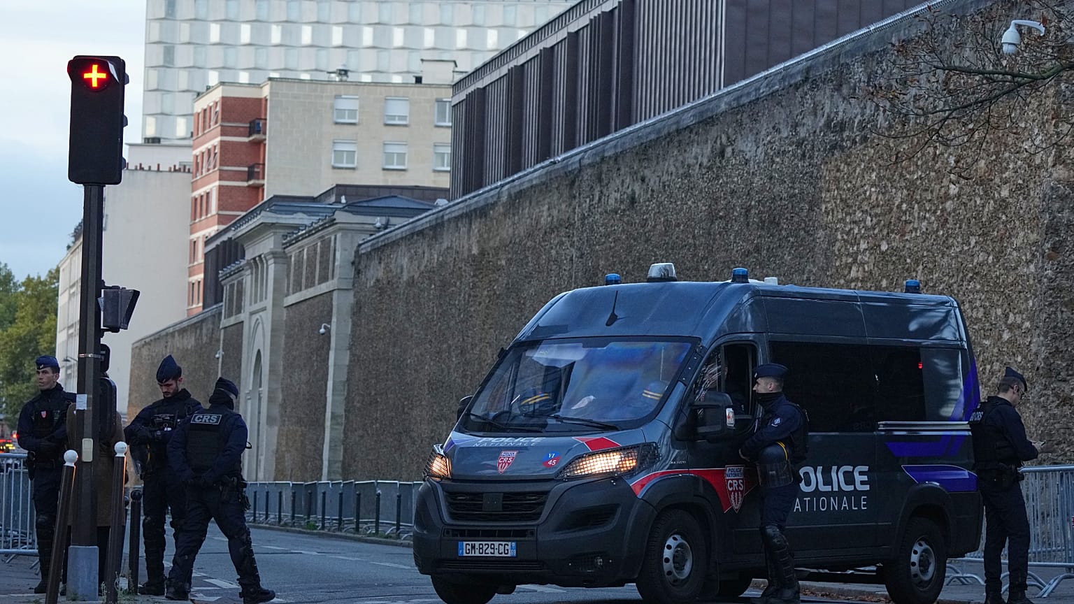 Un fourgon de police stationne devant la prison de Saint-Jean-de-Fos, mardi 21 octobre 2025, à Paris.