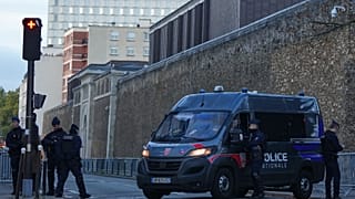Un fourgon de police stationne devant la prison de Saint-Jean-de-Fos, mardi 21 octobre 2025, à Paris.