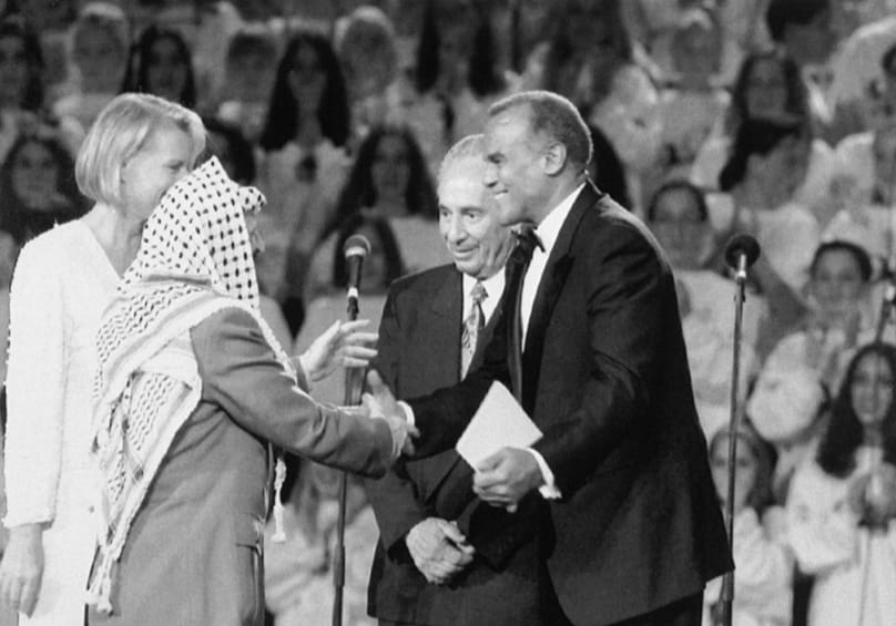  ياسر عرفات ووزير الخارجية الإسرائيلي شمعون بيريس، عند وصولهما لحفل السلام التابع لليونسكو بمناسبة ذكرى اتفاقية السلام في الشرق الأوسط، يوم 13 سبتمبر 1994، في أوسلو، النرويج.