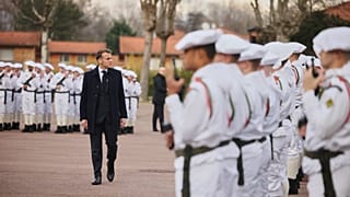 امانوئل ماکرون، رئیس جمهوری فرانسه، روز دوشنبه، ۲۰ ژانویه ۲۰۲۵، در بازدید از فرماندهی پشتیبانی دیجیتال و سایبری (CATNC) ارتش فرانسه درغرب فرانسه