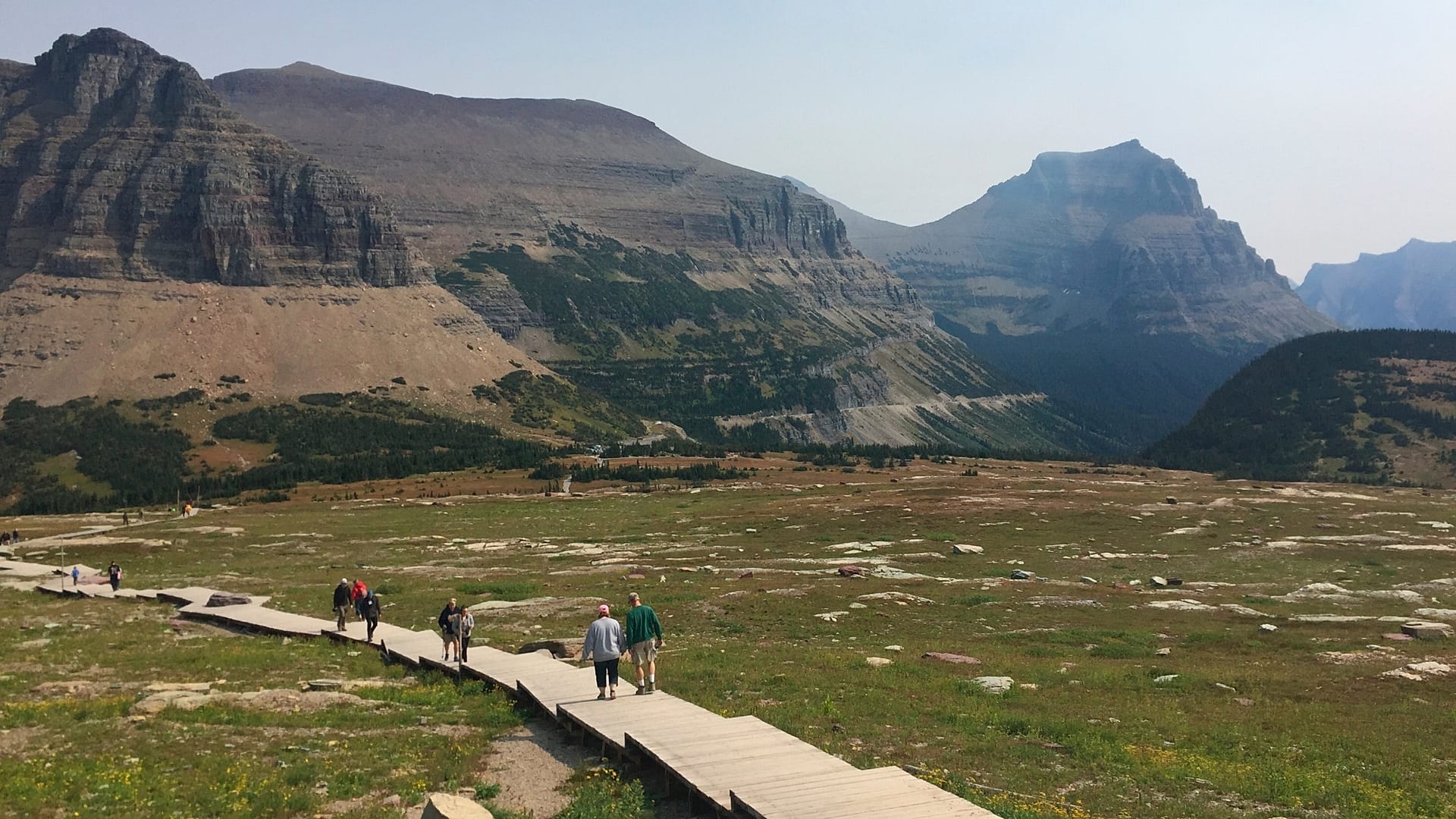 Montana'daki Glacier Ulusal Parkı'nda insanlar yürüyüş yapıyor.