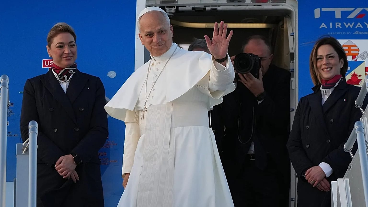 Papa 14. Leo, 27 Kasım 2025 Perşembe günü Türkiye ve Lübnan'a yapacağı altı günlük gezi için Roma'nın Fiumicino Havalimanı'ndan uçağa binerken.