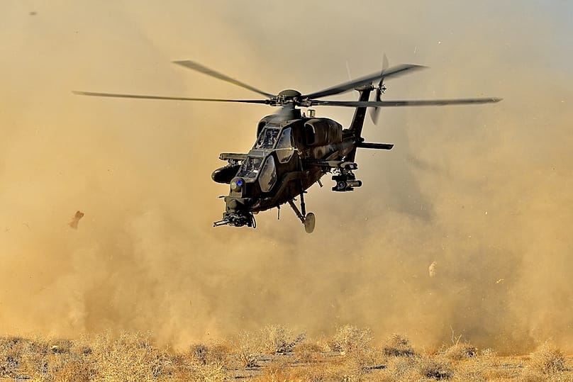 Un elicottero AH-129D Mangusta in volo