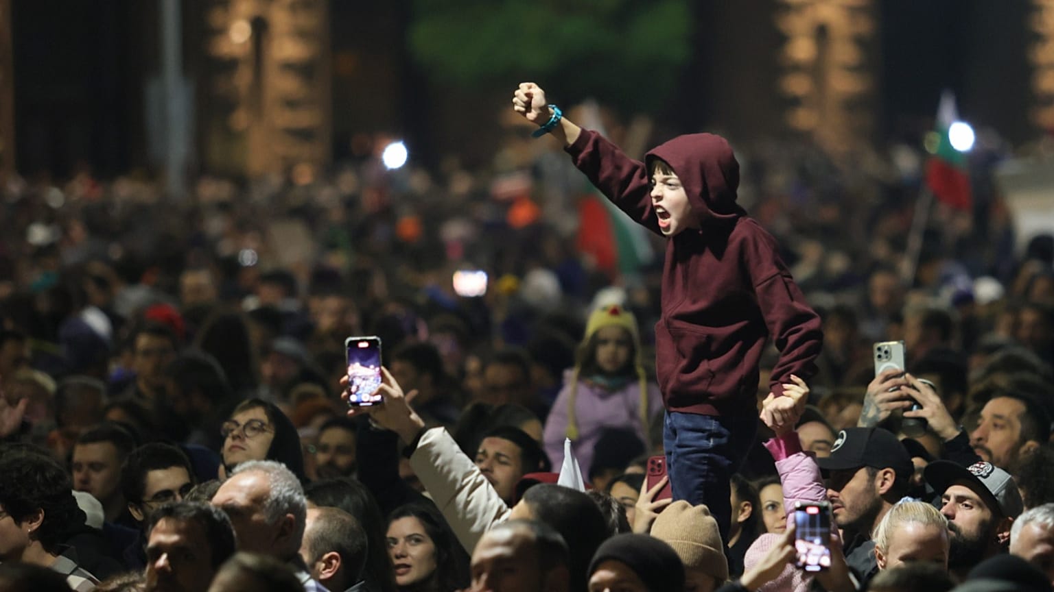 A Sofia, migliaia protestano contro pesanti aumenti fiscali nella bozza della legge di bilancio bulgara. Un giovane manifestante urla. 26 novembre 2025