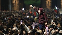 متظاهر شاب يصرخ فيما يتظاهر آلاف في صوفيا ضد الزيادات الحادة في الضرائب ضمن مشروع ميزانية بلغاريا، 26 نوفمبر 2025