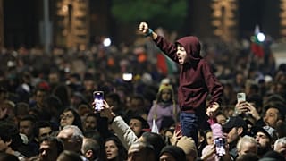 Un joven manifestante grita mientras miles en Sofía se manifiestan contra las fuertes subidas de impuestos del proyecto de presupuestos de Bulgaria, 26 de noviembre de 2025