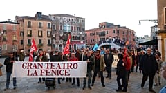Venedik'teki La Fenice opera binasının üyeleri, şef Nicola Colabianchi ve müzik direktörü Beatrice Venezi'yi talep ediyor, Venedik, İtalya, 10 Kasım 2025