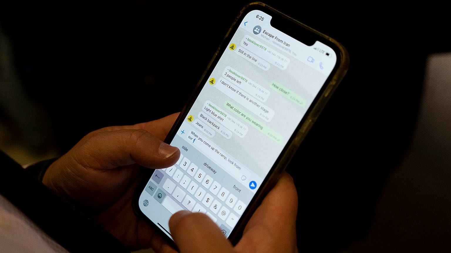مستشار في الولايات المتحدة يتبادل رسائل مع الناشط الإيراني مهدي وطنخواه في مطار لوس أنجلوس الدولي، 1 يونيو 2023.